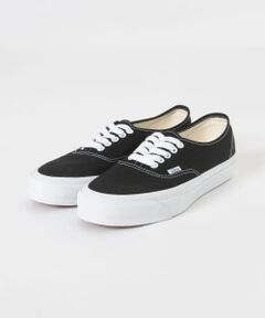 <b>VANS PREMIUM</b><br><br>・かつてスタイル 44と呼ばれたオーセンティックは、従来より分厚く耐久性があるソール、アイコニックなパターンの採用によってより正確なボードコントロールが可能になったアウトソールが70年代にスケーターたちの間で急速に支持されました。<br>・シンプルを極めた、ミニマルなシルエット<br>・高品質な8オンス キャンバス素材のアッパー<br>・コットン100%のシューレース<br>・ヒールストリップのスティッチングを復刻<br>・アーカイブデザインを踏襲した、より厚みのあるグロス加工サイドウォールとフォクシングテープ<br>・長年の研究に基づいて、バイオベース素材を30%使用して開発されたVANSの新しい高反発ポリウレタンフォーム、SOLA FOAM ADCが一日中履いても持続する快適さを実現<br><br><b>VANS/ヴァンズ</b><br><br>1966年、南カリフォルニアのアナハイムにてPaul Van Doren、Gordon C.Lee、Serge d'Eliaらによってカジュアルフットウェアとアパレル製造業者として創業。様々なエクストリーム系スポーツをサポートする老舗メーカーです。70年代にスケートボードシューズを発表し大ヒット。スケーター、BMXライダー、サーファー、ミュージシャンに愛用され世界中に名前を広げることになります。<br><br>【2024 Autumn/Winter】【24AW】<br><br>※靴箱破損につきましては、商品に不良が無い場合に限り出荷させていただいております。予めご了承ください。<br>※雨や水に濡れてしまった場合は、乾いた布で水を拭きとり、型崩れを防ぐ為に紙袋を詰め、風通しの良い日陰で乾かして下さい。予め防水スプレーをご使用頂くことをお薦めします。<br>※現在の染色技術では色落ちを完全に防ぐ事はできません。天然皮革や綿布を使用したシューズは、色落ちしますので予めご了承ください。その為、白色及び薄色の衣類や靴下をご着用の場合は、色移りにご注意下さい。またシューズを洗濯されると色落ちやしみの原因となりますので、出来るだけお避け下さい。<br>※その他お取り扱いに関しましては、商品に付属のアテンションタグをご覧ください。<br><br>重量(片足) : 約320g<br><br>※商品画像は、光の当たり具合やパソコンなどの閲覧環境により、実際の色味と異なって見える場合がございます。予めご了承ください。<br>※商品の色味の目安は、商品単体の画像をご参照ください。<br><br>-----------------------------<br><b>《スタッフレビュー》</b><br>試着サイズ : 8 / 8.5<br>8は甲幅・足長ともに程良く余裕がありましたが、歩行等に問題はありませんでした。8.5は甲幅・足長ともに余裕がありました。個人的には8の方がフィット感があり履きやすかったです。クッション性があるので長時間履いても疲れにくそうです。<br>[スタッフデータ]<br>普段の着用サイズ : 26cm<br>足長 : 25cm<br>足囲 : 23.5cm<br>足幅 : 普通<br>※履き心地には個人差がございますので、あくまでも目安としてご覧ください。<br>-----------------------------<br><br><br><b>▼お気に入り登録のおすすめ▼</b><br>お気に入り登録商品は、マイページにて現在の価格情報や在庫状況の確認が可能です。<br>お買い物リストの管理に是非ご利用下さい。