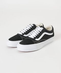 <b>VANS PREMIUM</b><br><br>・かつてスタイル36と呼ばれたオールドスクールは、1977年に登場したVANSにとって二足目となるスケートシューズです。VANSを象徴する、アイコニックなサイドストライプ(ジャズストライプ)を最初に採用したモデルとしてのちに知られることとなります。30周年を目前とした90年代初めにオールドスクールと改名されてからは、正式にクラシックの仲間入りを果たしました。<br>・アイコニックなサイドストライプが特徴のモデル<br>・高品質な8オンス キャンバスとカウスエードのアッパー<br>・フルグレインレザーのパッド入りカラーライニング<br>・コットン100%のシューレース<br>・アーカイブデザインを踏襲した、より厚みのあるグロス加工サイドウォールとフォクシングテープ<br>・長年の研究に基づいて、バイオベース素材を30%使用して開発されたVANSの新しい高反発ポリウレタンフォーム、SOLA FOAM ADCが一日中履いても持続する快適さを実現<br>・VANSのシグネチャーであるラバーワッフルアウトソール<br><br><b>VANS/ヴァンズ</b><br><br>1966年、南カリフォルニアのアナハイムにてPaul Van Doren、Gordon C.Lee、Serge d'Eliaらによってカジュアルフットウェアとアパレル製造業者として創業。様々なエクストリーム系スポーツをサポートする老舗メーカーです。70年代にスケートボードシューズを発表し大ヒット。スケーター、BMXライダー、サーファー、ミュージシャンに愛用され世界中に名前を広げることになります。<br><br>【2024 Autumn/Winter】【24AW】<br><br>※靴箱破損につきましては、商品に不良が無い場合に限り出荷させていただいております。予めご了承ください。<br>※雨や水に濡れてしまった場合は、乾いた布で水を拭きとり、型崩れを防ぐ為に紙袋を詰め、風通しの良い日陰で乾かして下さい。予め防水スプレーをご使用頂くことをお薦めします。<br>※現在の染色技術では色落ちを完全に防ぐ事はできません。天然皮革や綿布を使用したシューズは、色落ちしますので予めご了承ください。その為、白色及び薄色の衣類や靴下をご着用の場合は、色移りにご注意下さい。またシューズを洗濯されると色落ちやしみの原因となりますので、出来るだけお避け下さい。<br>※その他お取り扱いに関しましては、商品に付属のアテンションタグをご覧ください。<br><br>重量(片足) : 約375g<br><br>※商品画像は、光の当たり具合やパソコンなどの閲覧環境により、実際の色味と異なって見える場合がございます。予めご了承ください。<br>※商品の色味の目安は、商品単体の画像をご参照ください。<br><br>-----------------------------<br><b>《スタッフレビュー》</b><br>試着サイズ : 8 / 8.5<br>8は甲幅・足長ともに程良く余裕がありましたが、歩行等に問題はありませんでした。8.5は甲幅・足長ともに余裕がありました。個人的には8の方がフィット感があり履きやすかったです。クッション性があるので長時間履いても疲れにくそうです。<br>[スタッフデータ]<br>普段の着用サイズ : 26cm<br>足長 : 25cm<br>足囲 : 23.5cm<br>足幅 : 普通<br>※履き心地には個人差がございますので、あくまでも目安としてご覧ください。<br>-----------------------------<br><br><br><b>▼お気に入り登録のおすすめ▼</b><br>お気に入り登録商品は、マイページにて現在の価格情報や在庫状況の確認が可能です。<br>お買い物リストの管理に是非ご利用下さい。