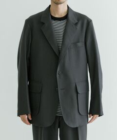 ベーシックな中にも凝ったディテールが光る、新作ジャケット「STEVENS JACKET」。<br>太めのラペルでクラシックなフレンチ・テイストを取り入れつつ、ハンドウォーマーのついたマチ付きポケットで遊びを加えています。<br>光沢、ハリ感、軽さ、通気性が一体となった生地で仕立てたテーラードジャケットは、カーディガンのような軽快な着心地が魅力です。<br>Tシャツの上にさらっと一枚でも着やすく、普段の着こなしを上品にドレスアップするのに役立ちます。<br> 共地のスラックスとセットアップで着用すれば、オンオフ問わず着用できます。<br><br><b>MARKAWARE / マーカウェア</b><br><br>メイド・イン・ジャパンのメンズウエアを発信する日本のメンズブランド。素材選び、縫製、加工など、洋服作りに全アプローチを国内で行う。そんな確固たる精神のもと、古き良き時代から培われてきた職人的ディテールワークに独自のモダニズムとウィットを盛り込んだメンズウェアを発信します。<br><br>【2024 Autumn/Winter】【24AW】<br><br>総重量 : 約720g<br><br>※商品画像は、光の当たり具合やパソコンなどの閲覧環境により、実際の色味と異なって見える場合がございます。予めご了承ください。<br>※商品の色味の目安は、商品単体の画像をご参照ください。<br><br><b>▼お気に入り登録のおすすめ▼</b><br>お気に入り登録商品は、マイページにて現在の価格情報や在庫状況の確認が可能です。<br>お買い物リストの管理に是非ご利用下さい。<br><br><h4 class="material">素材感</h4><br><b class="line-height-120p">透け感 :なし<br>伸縮性 :なし<br>裏地 :あり<br>光沢 :ややあり<br>ポケット :あり</b>