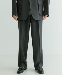 MARKAWARE定番のPEGTOP TROUSERSをベースにアレンジを加えた「ONE TUCK TAPERED TROUSERS」。<br>従来のPEGTOPと比べ、裾幅を広げることでよりストレートに近いシルエットを目指しました。<br> フロントに入った深いタックは立体感を与え、履いたときのシルエットを美しく描きます。デイリーユースしやすい、すっきりとしたストレートシルエットが魅力の一本。<br>大きめのトップスとも合わせやすく、エレガントにもカジュアルにも、幅広いシーンに対応する守備範囲の広さも特徴です。<br>ウェスト後ろにはゴムが入っているので、大きめサイズでも違和感なく穿けます。ぜひ共生地の「STEVENS JACKET」とセットアップでお楽しみください。<br><br><b>MARKAWARE / マーカウェア</b><br><br>メイド・イン・ジャパンのメンズウエアを発信する日本のメンズブランド。素材選び、縫製、加工など、洋服作りに全アプローチを国内で行う。そんな確固たる精神のもと、古き良き時代から培われてきた職人的ディテールワークに独自のモダニズムとウィットを盛り込んだメンズウェアを発信します。<br><br>【2024 Autumn/Winter】【24AW】<br><br>※商品画像は、光の当たり具合やパソコンなどの閲覧環境により、実際の色味と異なって見える場合がございます。予めご了承ください。<br>※商品の色味の目安は、商品単体の画像をご参照ください。<br><br><b>▼お気に入り登録のおすすめ▼</b><br>お気に入り登録商品は、マイページにて現在の価格情報や在庫状況の確認が可能です。<br>お買い物リストの管理に是非ご利用下さい。<br><br><h4 class="material">素材感</h4><br><b class="line-height-120p">透け感 :なし<br>伸縮性 :なし<br>裏地 :あり<br>光沢 :ややあり<br>ポケット :あり</b>