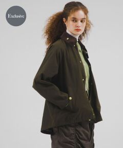 英国紳士のカジュアルスタイルを体現するBarbour(バブアー)とのコラボレーションモデル。<br>ベースモデルにはTRANSPORTを採用。<br>さらりとしたピーチスキン素材を使用し、厚手のアイテムとも重ねやすいゆとりのあるサイズ感が長い期間活躍します。<br>後ろ下がりをつけたラウンドの裾が女性らしい立体感のあるシルエットを実現。<br>着丈は少し短めに設定することで、幅広いボトムスとバランスが取りやすい一着に仕上げました。<br>長めの袖は大きめに折り曲げてチェック柄を覗かせたスタイリングがおすすめです。<br><br><strong style="font-weight:bold;">Barbour(バブアー)</strong><br>1894年、ジョン・バブアーによりイングランド北東部のサウスシールズで創業。革新的なワックスドクロス製の防水ジャケットは耐久性が高く、瞬く間にバブアーの名声を広めていきました。ハンティング、フィッシング、乗馬といった英国のアクティビティと密接にリンクすることでカントリー・ジェントルマンの装いを彩り、英国を代表するアウトドア・ライフスタイルブランドとしての確固たる地位を築きました。 現在ではアウトドアユースだけでなく、ファッションとして自分のスタイルにこだわりのある人々に絶大な人気を誇っています。<br><br>【2024 Autumn/Winter】【24AW】<br><br>※この商品は、染料の特性により、他のものに色移りすることがあります。特に汗や雨などで湿った状態では色が移りやすくなりますので、ご注意ください。<br>※洗濯・クリーニングの際は他の物と一緒に洗わず、濡れたまま放置しないでください。<br><br>総重量 : 約790g<br><br>※商品画像は、光の当たり具合やパソコンなどの閲覧環境により、実際の色味と異なって見える場合がございます。予めご了承ください。<br>※商品の色味の目安は、商品単体の画像をご参照ください。<br><br><b>▼お気に入り登録のおすすめ▼</b><br>お気に入り登録商品は、マイページにて現在の価格情報や在庫状況の確認が可能です。<br>お買い物リストの管理に是非ご利用下さい。<br><br><h4 class="material">素材感</h4><br><b class="line-height-120p">透け感 : なし<br>伸縮性 : なし<br>裏地 : あり<br>光沢 : なし<br>ポケット : あり</b><br><br><h4 class="material">素材感</h4>