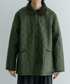 バブアーの定番キルティングジャケット「LIDDESDALE JACKET」が登場<br><br>フロントはBarbour (バブアー)の刻印が打たれたオリジナルスナップボタン仕様。<br>コーデュロイで切り替えた襟元や袖口のトリミングがポイントになっています。<br>軽量かつ保温性があり、サイドベンツで動きやすさも◎<br>クラシカルなデザインでオンオフ問わずに着て頂けます。<br><br>■Barbour / バブアー<br>1894年、ジョン・バブアーによりイングランド北東部のサウスシールズで創業。革新的なワックスドクロス製の防水ジャケットは耐久性が高く、瞬く間にバブアーの名声を広めていきました。ハンティング、フィッシング、乗馬といった英国のアクティビティと密接にリンクすることでカントリー・ジェントルマンの装いを彩り、英国を代表するアウトドア・ライフスタイルブランドとしての確固たる地位を築きました。 現在ではアウトドアユースだけでなく、ファッションとして自分のスタイルにこだわりのある人々に絶大な人気を誇っています。<br><br>【2024 Autumn/Winter】【24AW】<br><br>総重量 : 約600g<br><br>※商品画像は、光の当たり具合やパソコンなどの閲覧環境により、実際の色味と異なって見える場合がございます。予めご了承ください。<br>※商品の色味の目安は、商品単体の画像をご参照ください。<br><br><b>▼お気に入り登録のおすすめ▼</b><br>お気に入り登録商品は、マイページにて現在の価格情報や在庫状況の確認が可能です。<br>お買い物リストの管理に是非ご利用下さい。<br><br><h4 class="material">素材感</h4><br><b class="line-height-120p">透け感 :なし<br>伸縮性 :なし<br>裏地 :なし<br>光沢 :ややあり<br>ポケット :あり</b>