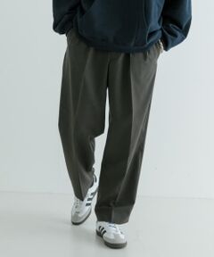 <b>シルエットにこだわり抜いた「new basic」スラックス</b><br><br>-MATERIAL-<br>・ウール・ポリエステル混紡のストレッチファブリックを採用<br>・2WAYストレッチによる伸長回復性とマットで大人なルックス<br>・RENU(レニュー)リサイクルポリエステルを使用し環境負荷にも配慮した素材<br><br>-DESIGN-<br>・スタイルアップを叶える美しいストレートシルエット<br>・2タック、センタープレスが上品な印象に<br>・きれい目にもカジュアルにも相性の良いベーシックデザイン<br><br>-COORDINATE-<br>・シンプルにTシャツやタートルネックなど季節感合わせたスタイリング<br>・タックインで更に足長効果◎<br>・足元はスニーカーでカジュアルからレザーシューズで上品にも<br><br>■new basic<br>普通の基準や期待にとどまらず、進化した新しいスタンダードを確立<br><br>【2024 Autumn/Winter】【24AW】<br><br>※商品画像は、光の当たり具合やパソコンなどの閲覧環境により、実際の色味と異なって見える場合がございます。予めご了承ください。<br>※商品の色味の目安は、商品単体の画像をご参照ください。<br><br>-----------------------------<br><b>《スタッフレビュー》</b><br>[スタッフA]<br>年齢 : 20代後半、身長 : 172cm、体型 : やや細め<br>普段の着用サイズ : S,M<br>【着用カラー/サイズ】 BLACK / L<br>【サイズ感】素足の状態で履いた際にかかとより少し上くらいの丈感でした。ワンクッション溜めて履くというよりは、ストンと落として綺麗めに、という印象です。<br>【素材感/着心地】ウールがメイン素材なのですが、ややストレッチが効いており、ストレスフリーでした。<br>【その他】ややワイドシルエットのスラックスです。1本持っておけば間違い無しの万能品です。<br>-----------------------------<br><br><br><b>▼お気に入り登録のおすすめ▼</b><br>お気に入り登録商品は、マイページにて現在の価格情報や在庫状況の確認が可能です。<br>お買い物リストの管理に是非ご利用下さい。<br><br><h4 class="material">素材感</h4><br><b class="line-height-120p">透け感 :なし<br>伸縮性 :ややあり<br>裏地 :なし<br>光沢 :なし<br>ポケット :あり</b>