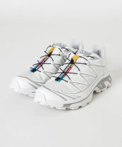 Salomon のトレイルの伝統を受け継ぎながら技術性が際立つ XT-6 GORE-TEX は、熱狂的なファンを持つスニーカーに進化しました。革新的な PFC フリー ePE メンブレン、砂よけメッシュ構造、耐久性のあるクッション、距離に左右されない安定性が、都会の過酷な条件下でプロテクション性を発揮します。<br><br>・防水性<br>PFC フリー GORE-TEX メンブレンが、冬のぬかるんだ道でプロテクション性を発揮します。<br><br>・冬の防寒対策<br>新しい GORE-TEX ePE メンブレン、アッパーの砂よけクローズドメッシュ構造、コーティングされた Quicklace(TM)が、冬の寒さを寄せ付けません。<br><br>・安定性<br>ダウンヒルで威力を発揮するシャーシとアウトソールのラグ形状が、あらゆる路面で安定性を確保します。<br><br>■SALOMON / サロモン<br>Salomonは1947年の創業以来、フランスのアルプス地方で、遊びを追求してきました。 アウトドアスポーツや新技術、職人技に対するSalomonの情熱が、大自然を自由に楽しみ、挑戦するための進歩的なギアの開発力を高めています。<br><br>【2024 Autumn/Winter】【24AW】<br><br>※靴箱破損につきましては、商品に不良が無い場合に限り出荷させていただいております。予めご了承ください。<br><br>重量(片足) : 約370g<br><br>※商品画像は、光の当たり具合やパソコンなどの閲覧環境により、実際の色味と異なって見える場合がございます。予めご了承ください。<br>※商品の色味の目安は、商品単体の画像をご参照ください。<br><br><b>▼お気に入り登録のおすすめ▼</b><br>お気に入り登録商品は、マイページにて現在の価格情報や在庫状況の確認が可能です。<br>お買い物リストの管理に是非ご利用下さい。