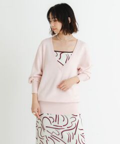 <b>【ロングシーズン活躍するVネックニット】</b><br>深Vネックと長めのチュニック丈がポイントのニットは、カシミヤコットンの素材を使用した着心地の良いアイテム。<br>スムース編みの程よい肉感があり、まだ寒い時期から着られるデザインながらも、スタイリングを明るくしてくれる春カラーでお作りしました。加えて、裾のリブを長めにすることでこなれ感をプラス。<br>気温や気分に合わせてインナーを変え、雰囲気の違いを楽しめる一枚です。<br><br><strong style="font-weight:bold;">POINT</strong><br>・リラックス感のあるサイズ<br>・着心地の良い素材<br><br><strong style="font-weight:bold;">COORDINATE</strong><br>中にはカットソーやタートルを入れるだけでこなれ感のあるスタイリングに。春先はタンクトップと合わせても◎<br>シャツやワンピースの上から重ねるのもおすすめです。<br><br>【2025 Spring/Summer】【25SS】<br><br>※この商品は、長時間強い日光や照明を受けますと、変色するおそれがあります。ご着用や保管の際は、充分にご注意ください。<br>※ピリング(着用中の摩擦などにより毛羽が絡み合い出来る、繊維の表面の毛玉)ができやすい素材を使用しています。ピリングができた場合は、引っ張って取ろうとせず、ハサミや毛玉取り器などで、ひとつひとつ取り除いてください。<br><br>総重量 : 約385g<br><br>※商品画像は、光の当たり具合やパソコンなどの閲覧環境により、実際の色味と異なって見える場合がございます。予めご了承ください。<br>※商品の色味の目安は、商品単体の画像をご参照ください。<br><br><b>▼お気に入り登録のおすすめ▼</b><br>お気に入り登録商品は、マイページにて現在の価格情報や在庫状況の確認が可能です。<br>お買い物リストの管理に是非ご利用下さい。<br><br><h4 class="material">素材感</h4><br><b class="line-height-120p">透け感 : なし<br>伸縮性 : あり<br>裏地 : なし<br>光沢 : なし<br>ポケット : なし</b>