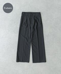 <b>大ヒットを記録した別注ランチャーが素材新たにリニューアルして登場。</b><br><br>微フレアシルエットのワイドタイプとして大ヒットを記録したスペシャルオーダー。<br>麻調・ウール調としてALLシーズン対応可のポリエステルトロピカル素材を使用し、膝から裾にかけてややフレア気味な美しいシルエットでオーダーしました。<br><br>タックインスタイルもサマになるミニマルな腰回り、レングスはやや弛ませてシューズにかぶせるスタイルがイチオシな1本。<br><br><b>Wrangler / ラングラー</b><br><br>ノースカロライナ州グリーンズボロにて1904年にC.C ハドソンによってハドソン・オーバーオール社から始まりました。1945年にハリウッド西部劇の衣装デザイナーであるBenjamin Lichtensteinを起用し、世界初のデザイナーズデニムを製作。当時は作業着でしかなかったデニムにファッション性をもたらし、カウボーイやロデオライダーから絶大なる支持を受けました。現在はアメリカの3大デニムブランドとして名を馳せています。<br><br>【2025 Spring/Summer】【25SS】<br><br>※商品画像は、光の当たり具合やパソコンなどの閲覧環境により、実際の色味と異なって見える場合がございます。予めご了承ください。<br>※商品の色味の目安は、商品単体の画像をご参照ください。<br><br><b>▼お気に入り登録のおすすめ▼</b><br>お気に入り登録商品は、マイページにて現在の価格情報や在庫状況の確認が可能です。<br>お買い物リストの管理に是非ご利用下さい。<br><br><h4 class="material">素材感</h4><br><b class="line-height-120p">透け感 : なし<br>伸縮性 : ややあり<br>裏地 : なし<br>光沢 : なし<br>ポケット : あり</b>