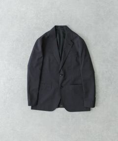 <b>【洗練された軽やかさ、夏まで心地よく】</b><br><br>上品なウールライクな風合いと機能性を兼ね備えたポリエステル素材を使用したジャケットが登場。<br>吸水速乾、接触冷感、ストレッチ性、防シワ性、マシンウォッシャブル対応と、手入れのしやすさが魅力です。<br><br>通気性の良い平織り組織と背抜き仕立てで、春から夏まで快適に着用でき、フォーマルからカジュアルまで幅広いシーンで活躍します。<br><br>-MATERIAL-<br>・ウールライクな上品な見た目ながら、取り扱いやすいポリエステル素材を採用<br>・平織りの組織で蒸れにくく通気性抜群で夏の着用も快適<br>・吸水速乾、接触冷感、ストレッチ、防シワ性を兼ね備えた高機能素材<br>・マシンウォッシャブル対応で手軽にケアでき、いつでも清潔感をキープ<br><br>-DESIGN-<br>・背抜き仕立てとAMFステッチが施され、フォーマルにも対応可能なドレス仕様<br>・ウエストダーツを入れ、程よくシェイプ感を持たせたデザイン<br>・機能性とデザイン性を両立し、オン・オフ問わず活躍<br><br>-COORDINATE-<br>・ カットソーやデニムと組み合わせ、カジュアルダウンも可能<br>・カットソーやスニーカーと合わせてカジュアルにリラックススタイル<br>・春先や秋口には、Tシャツや薄手のニットの上にさらりと羽織って<br>・機能性を活かして、年間を通じて使える万能ジャケット<br>・同素材のパンツと合わせたセットアップでクリーンな印象に<br>[URA4-14B004 / AVANT DRY TROPICAL PT]<br><br>【2025 Spring/Summer】【25SS】<br><br>総重量 : 約390g<br><br>※商品画像は、光の当たり具合やパソコンなどの閲覧環境により、実際の色味と異なって見える場合がございます。予めご了承ください。<br>※商品の色味の目安は、商品単体の画像をご参照ください。<br><br><b>▼お気に入り登録のおすすめ▼</b><br>お気に入り登録商品は、マイページにて現在の価格情報や在庫状況の確認が可能です。<br>お買い物リストの管理に是非ご利用下さい。<br><br><h4 class="material">素材感</h4><br><b class="line-height-120p">透け感 : なし<br>伸縮性 : なし<br>裏地 : あり(身頃, 袖部分のみ)<br>光沢 : なし<br>ポケット : あり</b>