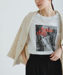 やわらかで肌あたりの良いコットン100%の素材を使用したプリントTシャツ。<br>ほど良くゆとりのあるサイズ感で、一枚はもちろん、レイヤードスタイルにもぴったり。<br>プリントは、モノクロの写真をメインに、夏らしい差し色やコラージュ等の遊び心を取り入れた、URオリジナルです。<br>ラミージャケットや、リネンジレなどとのレイヤードスタイルが今季のおすすめ。合わせ方次第で、モードにもカジュアルにも着こなしができます。<br><br><strong style="font-weight:bold;">POINT</strong><br>・オリジナルグラフィックを使用<br>・肌触りの良い綿素材<br>・デイリーに使いやすいサイズ感<br><br>【2025 spring/summer】【25SS】<br><br>※商品画像は、光の当たり具合やパソコンなどの閲覧環境により、実際の色味と異なって見える場合がございます。予めご了承ください。<br>※商品の色味の目安は、商品単体の画像をご参照ください。<br><br><b>▼お気に入り登録のおすすめ▼</b><br>お気に入り登録商品は、マイページにて現在の価格情報や在庫状況の確認が可能です。 <br>お買い物リストの管理に是非ご利用下さい。<br><br><h4 class="material">素材感</h4><br><b class="line-height-120p">透け感 : ややあり<br>伸縮性 : ややあり<br>裏地 : なし<br>光沢 : なし<br>ポケット : なし</b>