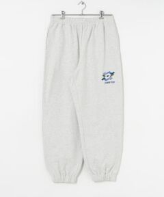 LOTTOのアーカイブから着想を得たカラフルなデザインロゴが目を惹くスウェットパンツ。<br>しっかりとした裏毛素材を使用、ほどよいワイドシルエットに仕上げました。<br><br>■LOTTO <br>1973年にイタリアで設立されたグローバルスポーツブランド。<br>2025年SSシーズンより湯本弘通氏をクリエイティブディレクターに迎え、<br>これまでの歴史やアーカイブを再解釈しながら、現代のストリートカルチャーを融合させて、クロスカルチャーな新しいコレクションを日本限定でスタート。<br><br>【2025 Spring/Summer】【25SS】<br><br>※商品画像は、光の当たり具合やパソコンなどの閲覧環境により、実際の色味と異なって見える場合がございます。予めご了承ください。<br>※商品の色味の目安は、商品単体の画像をご参照ください。<br><br><b>▼お気に入り登録のおすすめ▼</b><br>お気に入り登録商品は、マイページにて現在の価格情報や在庫状況の確認が可能です。<br>お買い物リストの管理に是非ご利用下さい。<br><br><h4 class="material">素材感</h4><br><b class="line-height-120p">透け感 :なし<br>伸縮性 :ややあり<br>裏地 :なし<br>光沢 :なし<br>ポケット :あり</b>