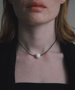 ストーンがアクセントになるチョーカー。<br/>程よいボリュームでお顔周りに華やかさをプラスします。<br/><br/>マザーオブパールの石言葉 : 「健康」「長寿」「富」「円満」など。<br/>スモーキークォーツの石言葉 : 「素直」「責任感」「安定」「癒やし」など。<br/><br/><strong style="font-weight:bold;">decor(デコール)</strong><br/>「着飾る」をコンセプトに、自分のスタイルを楽しむ女性へ、アーバンリサーチがとっておきのジュエリーやアクセサリー、雑貨をセレクト。 「1つで挑んでも、2つで遊んでも、3つで飾っても。」 組み合わせでイメージを変えれば、毎日に新しいスタイルを。組み合わせを楽しむアクセサリーができ上がりました。<br/><br/>【2025 Spring/Summer】【25SS】<br/><br/>総重量 : 約5.5g<br/><br/>※商品画像は、光の当たり具合やパソコンなどの閲覧環境により、実際の色味と異なって見える場合がございます。予めご了承ください。<br/>※商品の色味の目安は、商品単体の画像をご参照ください。<br/><br/><b>▼お気に入り登録のおすすめ▼</b><br/>お気に入り登録商品は、マイページにて現在の価格情報や在庫状況の確認が可能です。<br/>お買い物リストの管理に是非ご利用下さい。