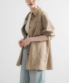 上品で秋らしい着こなしを叶える、スエードライクシャツ。<br/>秋らしいハイクオリティなスウェードライク素材を使用し、なめらかな肌触りと落ち着いた風合いが魅力です。<br/>ボタンが隠れるデザインが、カジュアルすぎずに洗練された印象を与えます。ゆったりとしたルーズシルエットは、トップスとしても、ジャケット感覚で羽織りとしても活躍します。<br/>カップ付きキャミソールの上に羽織ったり、スラックスと合わせると、品のある大人のコーディネートが完成します。また、前を閉めてベルトでウエストマークしたり、腰に巻いたりと、着こなし次第でレトロな雰囲気を楽しめます。<br/><br/><strong style="font-weight:bold;">POINT</strong><br/>・ トレンドのスエードライク素材<br/>・ ジャケットとしても使えるゆったりシルエット<br/>・ 着こなしの幅が広がるデザイン<br/><br/>【2025 Autumn/Winter】【25AW】<br/><br/>※毛並み方向へブラシを掛けてください。<br/><br/>※商品画像は、光の当たり具合やパソコンなどの閲覧環境により、実際の色味と異なって見える場合がございます。予めご了承ください。<br/>※商品の色味の目安は、商品単体の画像をご参照ください。<br/><br/><b>▼お気に入り登録のおすすめ▼</b><br/>お気に入り登録商品は、マイページにて現在の価格情報や在庫状況の確認が可能です。<br/>お買い物リストの管理に是非ご利用下さい。<br/><br/><h4 class="material">素材感</h4><br/><b class="line-height-120p">透け感 : なし<br/>伸縮性 : なし<br/>裏地 : なし<br/>光沢 : なし<br/>ポケット : あり</b>