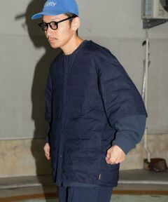 「Wide Dad」25AW<br/><br/><b>【タフに、軽く、大きく。冬のレイヤードを革新する、スーパーワイドダウン】</b><br/><br/>極限まで機能性を追求した半袖ミドルダウンが登場しました。<br/>摩耗・引裂に強いCORDURA STRETCH RIP STOP素材を採用し、透湿性、撥水、ストレッチといった多機能を搭載。<br/><br/>ワイドシルエットに合わす為に作られたシルエットは、これまでのダウンの概念を覆す、新しいレイヤードスタイルを提案します。<br/><br/>-MATERIAL-<br/>・極薄の15デニール CORDURA STRETCH RIP STOP素材を使用し、軽さと強度を両立<br/>・コーデュラー素材のため、摩耗・引裂・擦り切れに非常に強い<br/>・衣服内の蒸れを効果的に逃がし、快適性を維持<br/>・小雨程度であれば弾くため、アウトドアでも安心<br/>ストレッチ性もあり動きやすく、レイヤード時のストレスを軽減<br/><br/>-DESIGN-<br/>・たっぷりと身幅を取ったデザインは、厚手のスウェットやニットの上からでも羽織れるゆとりを確保<br/>・半袖（ミドルダウン）デザインのため、袖周りがもたつかず、冬の様々なアウターのインナーとしても活躍<br/><br/>【2025 Autumn/Winter】【25AW】<br/><br/>※商品の特性上、縫い目部分からダウンやフェザー、中綿などの詰め物が出ることがありますので、ご注意ください。<br/>※クリーニングは、取り扱い表示にしたがってください。<br/>※その他お取り扱いに関しましては、商品に付属のアテンションタグをご覧ください。<br/><br/>総重量 : 約360g<br/><br/>※商品画像は、光の当たり具合やパソコンなどの閲覧環境により、実際の色味と異なって見える場合がございます。予めご了承ください。<br/>※商品の色味の目安は、商品単体の画像をご参照ください。<br/><br/><b>▼お気に入り登録のおすすめ▼</b><br/>お気に入り登録された商品は、マイページにて現在の価格情報や在庫状況の確認が可能です。<br/>お買い物リストの管理にぜひご利用ください。<br/><br/><h4 class="material">素材感</h4><br/><b class="line-height-120p">透け感 : なし<br/>伸縮性 : なし<br/>裏地 : あり<br/>光沢 : なし<br/>ポケット : あり</b><br/><br/>D NAVY : 172cm(1) / 165cm(1)