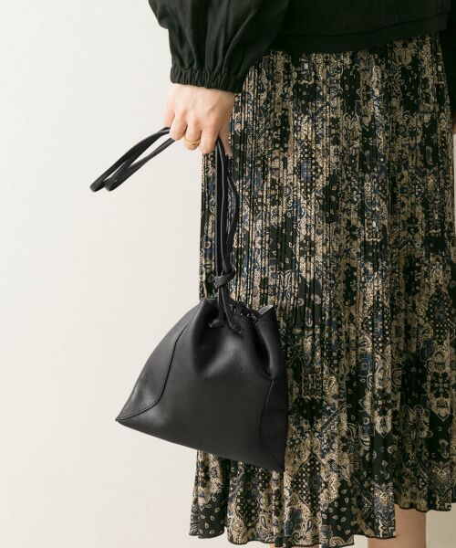 バッグ MARROW pillow-3 MARROW（マロウ） / PILLOW-3 レザー 巾着型ハンドバッグ - ブラック