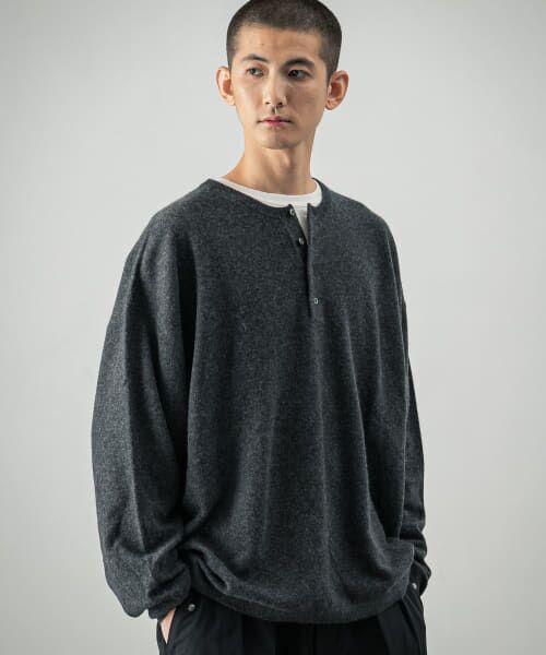 ＊＊URBAN RESEARCH / アーバンリサーチ ニット・セーター | SUPER WIDE CASHMERE HENRY NECK（CHARCOAL）