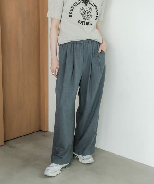 ＊＊URBAN RESEARCH / アーバンリサーチ その他パンツ | 『3サイズ展開』『イージーケア』タックギャザーストレートパンツ（CHARCOAL）