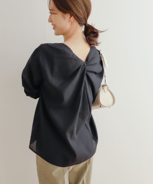 『UR TECH Smart Linen Touch』バックツイストブラウス