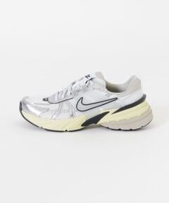 最先端のデザインとレトロなヴィンテージ感を併せ持った"V2Kラン"。<br>華やかなメタリックと通気性の良いメッシュのアッパーの組み合わせが、2000年代初頭を思わせる雰囲気に。<br>長時間歩いても疲れにくいクッション性のあるボリュームヒールが非常に快適な履き心地の一足です。<br><br>【NIKE(ナイキ)】<br>革新的テクノロジーを市場に投入し常に第一線を走り続ける、アメリカが世界に誇るアスリートブランド。<br><br>【2025 Spring/Summer】【25SS】<br><br>※靴箱破損につきましては、商品に不良が無い場合に限り出荷させていただいております。予めご了承ください。<br><br>重量(片足) : 約270g<br><br>※商品画像は、光の当たり具合やパソコンなどの閲覧環境により、実際の色味と異なって見える場合がございます。予めご了承ください。<br>※商品の色味の目安は、商品単体の画像をご参照ください。<br><br>-----------------------------<br><b>《スタッフレビュー》</b><br>試着サイズ : 24<br>全体的にジャストサイズでした。踵が浮く感じもなくソールもしっかりしているので安定感がありました。軽いので長時間履いても疲れにくいと思います。<br>[スタッフデータ]<br>普段の着用サイズ : 23.5～24.0cm<br>足長 : 23cm<br>足囲 : 23.5cm<br>足幅 : 広め<br>※履き心地には個人差がございますので、あくまでも目安としてご覧ください。<br>-----------------------------<br><br><br><b>▼お気に入り登録のおすすめ▼</b><br>お気に入り登録商品は、マイページにて現在の価格情報や在庫状況の確認が可能です。 <br>お買い物リストの管理に是非ご利用下さい。<br>