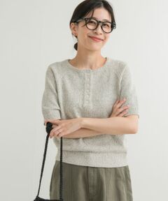 白黒の糸が絶妙に混ざり合ったMIXメランジの半袖ニットは、シンプルでありながらも存在感のある一枚。<br>ラグランスリーブが肩のラインを自然に見せ、動きやすさとリラックス感を両立しています。<br>程よくゆるさのあるシルエットは、身体のラインを拾いすぎずスッキリとした印象を演出。<br>フロントにあしらわれたボタンが程よいアクセントとなり、着脱のしやすさだけでなく、スタイリングにさり気ないこなれ感を加えてくれます。<br>カジュアルにもきれいめにも合わせやすく、デニムやスラックス、スカートなど、様々なアイテムとの相性も抜群。<br>春夏の軽やかな着こなしにぴったりの一着です。<br><br>【2025 Spring/Summer】【25SS】<br><br>総重量 : 約300g<br><br>※商品画像は、光の当たり具合やパソコンなどの閲覧環境により、実際の色味と異なって見える場合がございます。予めご了承ください。<br>※商品の色味の目安は、商品単体の画像をご参照ください。<br><br><b>▼お気に入り登録のおすすめ▼</b><br>お気に入り登録商品は、マイページにて現在の価格情報や在庫状況の確認が可能です。<br>お買い物リストの管理に是非ご利用下さい。<br><br><h4 class="material">素材感</h4><br><b class="line-height-120p">透け感 : なし<br>伸縮性 : あり<br>裏地 : なし<br>光沢 : なし<br>ポケット : なし</b>