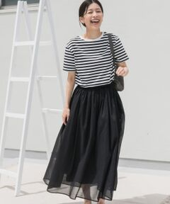 半袖カットソーと布帛のギャザースカートがコンビになったワンピースが今シーズンも登場。<br>インド製の風合いのある生地を使用し、柔らかな着心地が汗ばむ盛夏に活躍。<br>ウエスト部分はゴム仕様になっており自然とウエストマークが出来るため、腰周りのラインをカバーしてくれ、スタイルアップの効果も期待できます。<br>シンプルながらもカラーリングにこだわり、一枚でスタイリングが決まるため、コーディネートに時間をかけられない忙しい朝の味方にも。<br>しっかりとあるロング丈は素足で合わせやすく、シューズデザインも選ばず、色違いでも持っておきたいワンピースです。<br><br><br><br><!--ここから↓素材紹介コメント--><b>『UR TECH』</b><br>株式会社アーバンリサーチが独自開発して生まれた素材「UR TECH」シリーズ。<br>「抗菌防臭」「撥水」機能を併せ持った高機能な素材です。<!--ここから↑素材紹介コメント--><br><br>-----------------------------<br><br>《スタッフ着用コメント》<br>[スタッフM]<br>年齢 : 20代後半、身長 : 162cm、体系 : 細身・ウェーブ<br>普段の着用サイズ : M<br>パーソナルカラー : ブルーベース冬<br>着用カラー : BORDER、着用サイズ : M<br>【サイズ感】<br>161cmで足首が見えるくらいの着丈で、袖は二の腕がしっかりと隠れるくらいです。<br>【素材感,着心地】<br>ウエストのゴムが柔らかくよく伸びるのでストレスフリーな着心地でした。カットソー部分もスカート部分も透け感がなく安心感があります。<br>【その他】<br>ウエストの高めの位置でゴムがとまり自然とブラウジングされるので、テクニックいらずでおしゃれに着られました。<br><br>-----------------------------<br><br><br>【2025 Spring/Summer】【25SS】<br><br>※この素材は、はっ水加工をしていますが、水滴などをつけたままにしておくとあとが残ることがあります。<br>※この加工は永久的なものではありません。着用を続けていくうちに効果が減少します。ご了承ください。<br><br>総重量 : 約430g<br><br>※商品画像は、光の当たり具合やパソコンなどの閲覧環境により、実際の色味と異なって見える場合がございます。予めご了承ください。<br>※商品の色味の目安は、商品単体の画像をご参照ください。<br><br><b>▼お気に入り登録のおすすめ▼</b><br>お気に入り登録商品は、マイページにて現在の価格情報や在庫状況の確認が可能です。<br>お買い物リストの管理に是非ご利用下さい。<br><br><h4 class="material">素材感</h4><br><b class="line-height-120p">透け感 : ややあり(BORDER上身頃のみ)<br>伸縮性 : ややあり(上身頃のみ)<br>裏地 : あり<br>光沢 : なし<br>ポケット : あり</b>