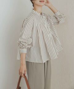<b>爽やかブルー&上品ベージュ、新色で楽しむ大人のストライプショートシャツ</b><br/><br/>春に人気を集めたオリジナルストライプ柄のショート丈シャツから、待望の新色が登場しました。<br/>ナチュラルなオフ×ベージュのストライプは落ち着いた雰囲気で上品に、爽やかなブルーはコーデに清涼感を与え、暑さの残る時期にも軽やかさを演出します。<br/>綿ナイロン素材を使用し、さらりとした着心地と程よいハリ感を両立。<br/>タックとフレアーをたっぷり取り入れた立体的なシルエットが、動く度に華やかさをプラスします。<br/>ショート丈のデザインはハイウエストボトムスと相性抜群で、自然とスタイルアップが叶うのも魅力。<br/>フロントのリボンは、きちんと結んでフェミニンに、軽く結んでカジュアルにとアレンジ自在です。<br/>日常使いはもちろん、お出かけやオフィスシーンにも映える、季節を問わず活躍する一枚です。<br/><br/>【2025 Autumn/Winter】【25AW】<br/><br/>※この商品は強い力がかかると、破れる場合があります。着用時は他のものとの引っ掛けにご注意ください。<br/><br/>※商品画像は、光の当たり具合やパソコンなどの閲覧環境により、実際の色味と異なって見える場合がございます。予めご了承ください。<br/>※商品の色味の目安は、商品単体の画像をご参照ください。<br/><br/><b>▼お気に入り登録のおすすめ▼</b><br/>お気に入り登録商品は、マイページにて現在の価格情報や在庫状況の確認が可能です。<br/>お買い物リストの管理に是非ご利用下さい。<br/><br/><h4 class="material">素材感</h4><br/><b class="line-height-120p">透け感 : ややあり(OFFのみ)<br/>伸縮性 : なし<br/>裏地 : なし<br/>光沢 : なし<br/>ポケット : なし</b>