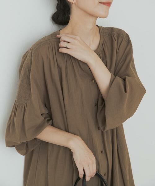 URBAN RESEARCH DOORS / アーバンリサーチ ドアーズ ワンピース | エンブロイダリーギャザーワンピース | 詳細1