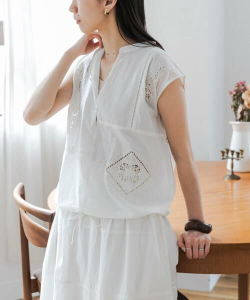 URBAN RESEARCH DOORS / アーバンリサーチ ドアーズ シャツ・ブラウス | パッチワーク刺繍ブラウス（オフホワイト）