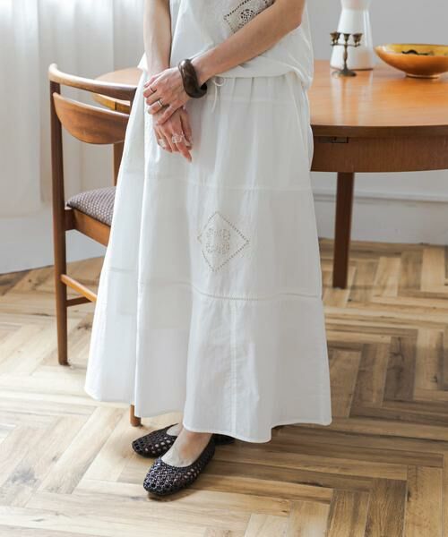 URBAN RESEARCH DOORS / アーバンリサーチ ドアーズ スカート | パッチワーク刺繍スカート（オフホワイト）
