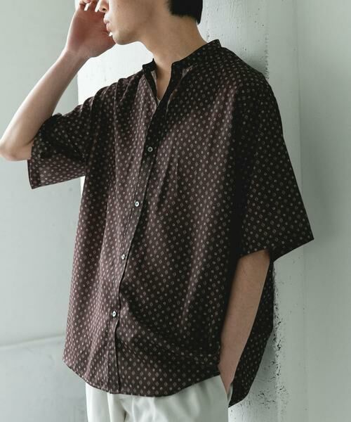 URBAN RESEARCH DOORS / アーバンリサーチ ドアーズ シャツ・ブラウス | バンドカラーショートスリーブ 総柄シャツ（ブラウン）