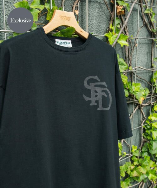＊＊URBAN RESEARCH DOORS / アーバンリサーチ ドアーズ Tシャツ | 『別注』SASSAFRAS　SFD Logo T-shirts 1/2（Black）