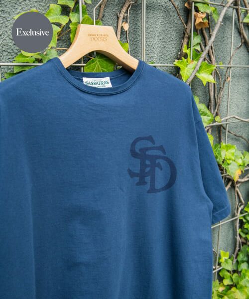＊＊URBAN RESEARCH DOORS / アーバンリサーチ ドアーズ Tシャツ | 『別注』SASSAFRAS　SFD Logo T-shirts 1/2（Navy）