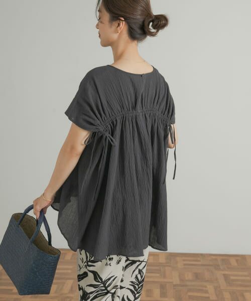 ＊＊URBAN RESEARCH DOORS / アーバンリサーチ ドアーズ シャツ・ブラウス | バックギャザーブラウス（CHARCOAL）