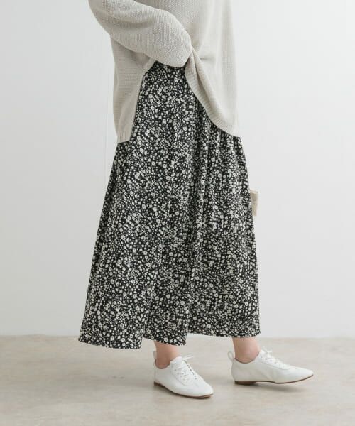 ＊＊URBAN RESEARCH DOORS / アーバンリサーチ ドアーズ スカート | フラワープリントスカート（BLACK）