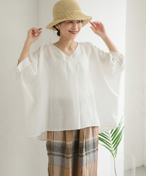 ＊＊URBAN RESEARCH DOORS / アーバンリサーチ ドアーズ シャツ・ブラウス | リネンギャザースリーブVネックブラウス（OFF WHITE）