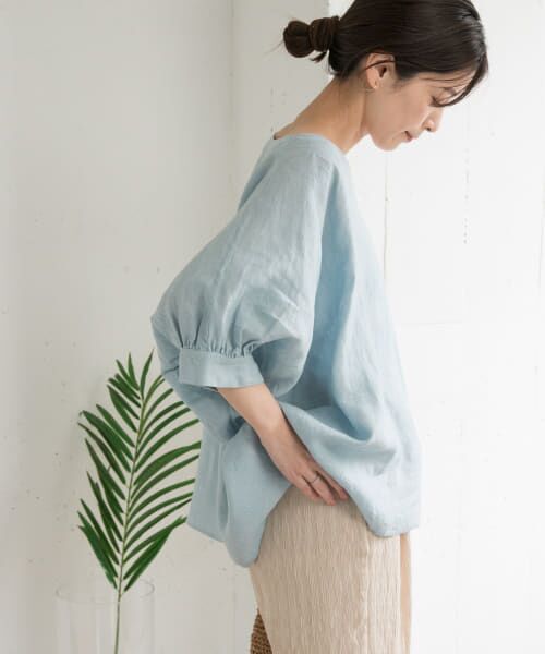 新品 タグ付き アーバンリサーチドアース リネンギャザースリーブVネックブラウス URBAN RESEARCH DOORS｜リネンギャザースリーブVネックブラウス