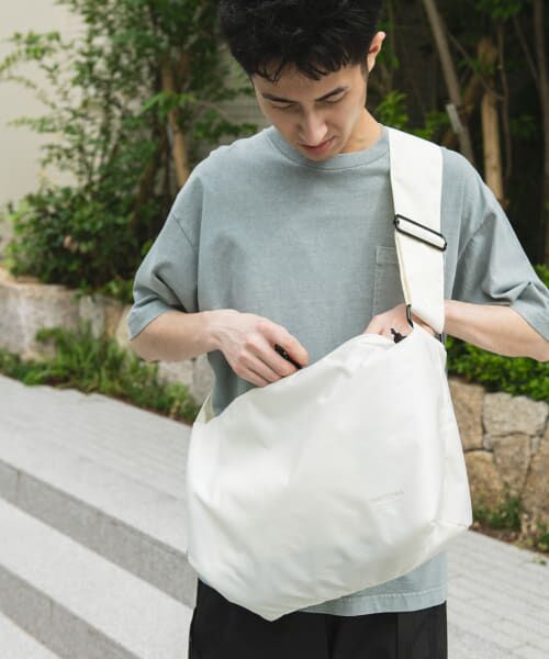 LOOK(仏)のショルダーバッグ　非売品 セール】 パネルラインショルダーバッグ （ショルダーバッグ