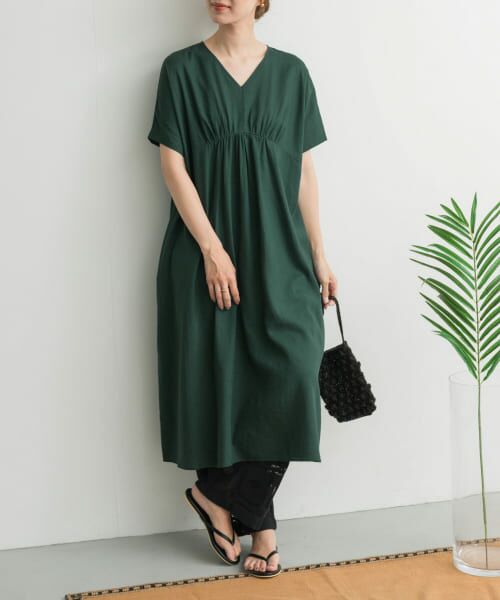 ＊＊URBAN RESEARCH DOORS / アーバンリサーチ ドアーズ ワンピース | リネンレーヨンVネック切替ギャザーワンピース（GREEN）