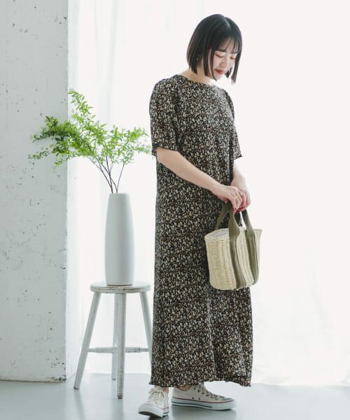マメクロゴウチ　フラワーハンドプリントワンピース Mame Flower Hand-printed Tucked Dress