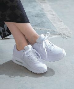 </b><!--ここから↑WEB限定コメント-->【NIKE(ナイキ)】</b><br><!--ここから↑WEB限定コメント-->アメリカ合衆国オレゴン州に本社を置く、スニーカーやスポーツウェアなどスポーツ関連商品を扱う世界的企業。イノベーションを意識した商品展開により、今や世界のトップを走るスポーツ&フィットネスカンパニーに成長した言わずと知れた有名ブランド。<br><br><!--ここから↓WEB限定コメント--><b>【エア マックス 90】</b><br><!--ここから↑WEB限定コメント-->快適な履き心地に伝統をプラスした比類なき一足。ナイキ エア マックス 90は、軽やかで快適な定番の一足。おなじみのワッフルソール、ステッチが印象的なオーバーレイ、クラシックなTPUアクセントで、オリジナルモデルのルーツを体現しています。 フレッシュなディテールがモダンなスタイルを演出し、Max Airクッショニングが快適な一日をサポートします。<br><br>※靴箱破損につきましては、商品に不良が無い場合に限り出荷させていただいております。予めご了承ください。<br><br>重量(片足) : 約320g<br><br>※商品画像は、光の当たり具合やパソコンなどの閲覧環境により、実際の色味と異なって見える場合がございます。予めご了承ください。<br>※商品の色味の目安は、商品単体の画像をご参照ください。<br><br>-----------------------------<br><strong style="font-weight:bold;">《スタッフレビュー》</strong><br>試着サイズ : 23.5<br>指先には少し余裕がありますが、甲幅はピッタリで歩きやすかったです。<br>[スタッフデータ]<br>普段の着用サイズ : 23cm<br>足長 : 23cm<br>足囲 : 20cm<br>足幅 : 狭め<br>※履き心地には個人差がございますので、あくまでも目安としてご覧ください。<br>-----------------------------<br>