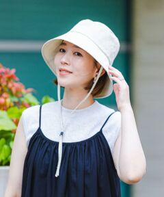 <!--ここから↓WEB限定コメント--><b>【デイリーに取り入れやすいシルエットの撥水サファリハット】</b><br><!--ここから↑WEB限定コメント-->バケットハットのシルエットを取り入れた、撥水サファリハットが登場。裏地にメッシュ生地を使用し、蒸れにくく通気性を良くしました。接触冷感と吸水速乾が施された高機能素材のため、暑い日も快適な優秀アイテムです。内側のマジックテープで、簡単にサイズ調整が可能なのも嬉しいポイント◎あご紐はアジャスター付きで、使わない時は取り外せばコーディネートを選ばず着用いただけます。アウトドアやレジャー、タウンユースにと大活躍間違いなしのサファリハットです。<br><br>UVカット率は99.1%です。<br><br><b>【F by ROSSO(エフバイロッソ)】</b><br>「母・妻・私 しなやかに行き来する服」をブランドコンセプトに、様々なシーンを行き来する大人の女性に向けた、ユースフルなファッションを提案します。<br><br>【2024 Spring/Summer】【24SS】<br><br>※この素材は、はっ水加工をしてあります。はっ水加工は、永久的なものではなく、着用や洗濯を繰り返すと、効果が低下します。クリーニング店での再加工や市販のはっ水スプレーのご利用をおすすめいたします。<br><br>※サイズ調節可能<br><br>※商品画像は、光の当たり具合やパソコンなどの閲覧環境により、実際の色味と異なって見える場合がございます。予めご了承ください。<br>※商品の色味の目安は、商品単体の画像をご参照ください。<br><br><b>▼お気に入り登録のおすすめ▼</b><br>お気に入り登録商品は、マイページにて現在の価格情報や在庫状況の確認が可能です。 <br>お買い物リストの管理に是非ご利用下さい。<br>