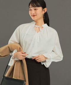 <!--ここから↓WEB限定コメント--><b>【ボリューム感が上品さを纏う、2WAY仕様の洗練ブラウス】</b><br><!--ここから↑WEB限定コメント-->ステッチを効かせた、シャープな衿がポイントのボリュームシャツブラウス。ネックラインのリボンは、結ばず垂らしても様になるデザインです。袖口には目を惹くキャンディースリーブを採用し、ゴム仕様のため袖丈調節が可能◎着回し力の高い前後2WAY対応で、気分によって着こなしを楽しめます。ブラウス主役のパンツスタイルはもちろん、ビスチェやジャンパースカートとのレイヤードスタイルもお勧め。<br><br>【2024 Autumn/Winter】【24AW】<br><br>※商品画像は、光の当たり具合やパソコンなどの閲覧環境により、実際の色味と異なって見える場合がございます。予めご了承ください。<br>※商品の色味の目安は、商品単体の画像をご参照ください。<br><br><b>▼お気に入り登録のおすすめ▼</b><br>お気に入り登録商品は、マイページにて現在の価格情報や在庫状況の確認が可能です。 <br>お買い物リストの管理に是非ご利用下さい。<br><br><br><h4 class="material">素材感</h4><br><b class="line-height-120p">透け感 : あり(OFF WHITE)<br>伸縮性 : なし<br>裏地 : なし<br>光沢 : なし<br>ポケット : なし</b>