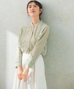 <!--ここから↓WEB限定コメント--><b>【女性らしい華やかさを演出する、可憐なレースブラウス】</b><br><!--ここから↑WEB限定コメント-->例年ご好評の「ウォシャブルレースブラウス」がアップデートを加え登場!今季は程良いシアー素材を選定し、シャツ要素をプラスしました。存在感のある華やかなレースディテールは、誰もが目を惹く仕様に◎シャリ感のある快適な着心地×体に馴染むシルエットのため、インもアウトも様になります。デイリー使いはもちろん、ジャケットに合わせるとオフィスシーンにもぴったりな一着に。<br><br>【2024 Autumn/Winter】【24AW】<br><br>※この商品はデザイン生を重視し、レース素材を使用しています。<br>※素材の特性上、引っ掛け、引っ掛かりが起きやすいので、ご着用中は、バッグや腕時計、他の衣類、周りの人の衣類や持ち物などに、着脱の際は、爪やヘアピン、指輪、腕時計などにご注意ください。<br><br>※商品画像は、光の当たり具合やパソコンなどの閲覧環境により、実際の色味と異なって見える場合がございます。予めご了承ください。<br>※商品の色味の目安は、商品単体の画像をご参照ください。<br><br><b>▼お気に入り登録のおすすめ▼</b><br>お気に入り登録商品は、マイページにて現在の価格情報や在庫状況の確認が可能です。 <br>お買い物リストの管理に是非ご利用下さい。<br><br><br><h4 class="material">素材感</h4><br><b class="line-height-120p">透け感 : ややあり(BLACK, MINT)あり(WHITE)<br>伸縮性 : なし<br>裏地 : なし<br>光沢 : なし<br>ポケット : なし</b>