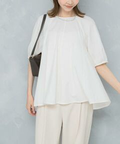 <!--ここから↓WEB限定コメント--><b>【ひんやり心地よい、ポンチ素材のフレアトップス】</b><br/><!--ここから↑WEB限定コメント-->ほんのりハリのあるポンチ素材に、接触冷感機能を備えた夏にぴったりのプルオーバー。動くたびにふわっと広がるフレアシルエットが、気になるラインをさりげなくカバーしながら女性らしさを演出します。きちんと感がありながらもリラクシーに着用でき、通勤にもお出かけにも活躍。暑い日も上品に映える、大人のためのサマートップスです。<br/><br/>【2025 Spring/Summer】【25SS】<br/><br/>※商品画像は、光の当たり具合やパソコンなどの閲覧環境により、実際の色味と異なって見える場合がございます。予めご了承ください。<br/>※商品の色味の目安は、商品単体の画像をご参照ください。<br/><br/><b>▼お気に入り登録のおすすめ▼</b><br/>お気に入り登録商品は、マイページにて現在の価格情報や在庫状況の確認が可能です。 <br/>お買い物リストの管理に是非ご利用下さい。<br/><br/><h4 class="material">素材感</h4><br/><b class="line-height-120p">透け感 : ややあり(OFF WHITE)<br/>伸縮性 : ややあり<br/>裏地 : なし<br/>光沢 : ややあり<br/>ポケット : なし</b>