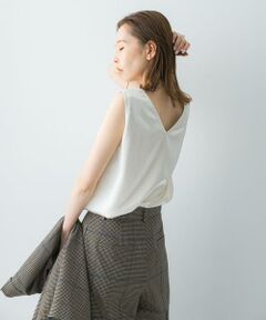 <!--ここから↓WEB限定コメント--><b>【サテンの光沢感が上品さをプラスする、2WAYタンクトップ】</b><br/><!--ここから↑WEB限定コメント-->程よい光沢感が美しいサテン素材で仕立てた、前後2WAY仕様のタンクトップ。その日の気分やスタイリングに合わせて、スクエアネックとVネックの両方を楽しめます。裏地付きなので一枚でも着用可能。シャツやジャケットのインナーとして合わせれば、上品な抜け感をプラスし、コーディネートをさりげなく格上げしてくれます。肌なじみが良く、着回し力の高いOFF WHITEとBEIGEの2色展開でご用意。<br/><br/>【2025 Autumn/Winter】【25AW】<br/><br/>※この商品は、素材の特性上、激しい動きで強い力がかかったり、他のものに引っ掛かったりすると、滑脱(縫い目が滑って開いたり、縫いしろが抜ける)したり、目寄れ(織り糸が滑って片寄り、織り目が開く)が生じる場合があります。着用の際のお取り扱いには充分ご注意ください。<br/><br/>※商品画像は、光の当たり具合やパソコンなどの閲覧環境により、実際の色味と異なって見える場合がございます。予めご了承ください。<br/>※商品の色味の目安は、商品単体の画像をご参照ください。<br/><br/><b>▼お気に入り登録のおすすめ▼</b><br/>お気に入り登録商品は、マイページにて現在の価格情報や在庫状況の確認が可能です。<br/>お買い物リストの管理に是非ご利用ください。<br/><br/><h4 class="material">素材感</h4><br/><b class="line-height-120p">透け感 : なし<br/>伸縮性 : ややあり<br/>裏地 : あり<br/>光沢 : あり<br/>ポケット : なし</b>