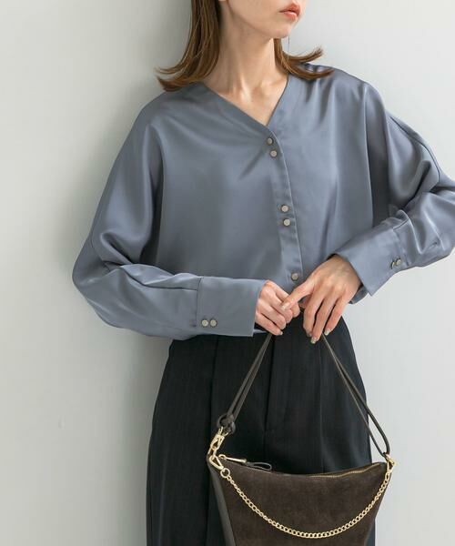 URBAN RESEARCH ROSSO / アーバンリサーチ ロッソ シャツ・ブラウス | ボタンデザインサテンVネックブラウス | 詳細1