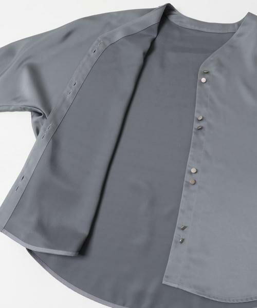 URBAN RESEARCH ROSSO / アーバンリサーチ ロッソ シャツ・ブラウス | ボタンデザインサテンVネックブラウス | 詳細15