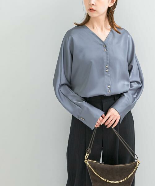 URBAN RESEARCH ROSSO / アーバンリサーチ ロッソ シャツ・ブラウス | ボタンデザインサテンVネックブラウス | 詳細2