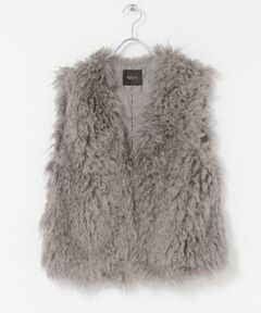 <!--ここから↓WEB限定コメント--><b>【取り入れるだけで旬な装いが叶う、フェイクファーベスト】</b><br/><!--ここから↑WEB限定コメント-->羽織るだけでこなれた着こなしが叶うファーベスト。フランスTISSAVEL社のフェイクファーを使用した一着は、柔らかな肌触りが特徴です。裏地にはキュプラを使用したことでより高級感漂うデザインに仕上げました。ファーベストならではのボリューム感を最大限に活かしたシルエットも魅力。ゆとりのあるアームホールは、重ねるアイテムを選ばず、レイヤードスタイルを楽しめます。<br/><br/>【2025 Autumn/Winter】【25AW】<br/><br/>※この商品は、人工毛皮(フェイクファー)は、毛皮に類似した外観でありながら、保温性、発色性がよく、虫やカビの害を受けにくいという優れた特性があります。<br/>※着用やクリーニングなどにより毛羽が乱れたり、毛羽が他の衣類に付きやすいなどマイナス面をもっています。部分使用(替衿およびパーツの使い等)も含め、その特性ごご理解ください。<br/>※その他お取り扱いに関しましては、商品に付属のアテンションタグをご覧ください。<br/><br/>総重量 : 約355g<br/><br/>※商品画像は、光の当たり具合やパソコンなどの閲覧環境により、実際の色味と異なって見える場合がございます。予めご了承ください。<br/>※商品の色味の目安は、商品単体の画像をご参照ください。<br/><br/><b>▼お気に入り登録のおすすめ▼</b><br/>お気に入り登録された商品は、マイページにて現在の価格情報や在庫状況の確認が可能です。<br/>お買い物リストの管理にぜひご利用ください。<br/><br/><h4 class="material">素材感</h4><br/><b class="line-height-120p">透け感 : なし<br/>伸縮性 : なし<br/>裏地 : あり<br/>光沢 : なし<br/>ポケット : あり</b>