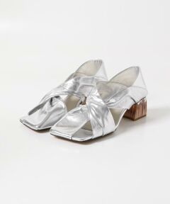 </b><!--ここから↑WEB限定コメント-->【ALM.(アルム)】</b><br/><!--ここから↑WEB限定コメント-->「デザインと履き心地の両立」をコンセプトに掲げ、 本革の特徴を活かした素材選びから ヒールやソールの開発まで全て自社工場で製作。日本人特有の美しい目 「Almond Eye」によって 細部にまでこだわり抜かれた国産のプロダクトは 繊細かつ大胆な美しさを兼ね備えています。<br/><br/>【2025 Spring/Summer】【25SS】<br/><br/>※靴箱破損につきましては、商品に不良が無い場合に限り出荷させていただいております。予めご了承ください。<br/>※まれに小傷や若干の色むらが見られる場合がございますが、天然の証であり不良ではございません。また、多少の多少の擦れや傷が見られる場合がございますが、生産過程で避けられないため予めご了承ください。<br/>※その他お取り扱いに関しましては、商品に付属のアテンションタグをご覧ください。<br/><br/>重量(片足) : 約340g<br/><br/>※商品画像は、光の当たり具合やパソコンなどの閲覧環境により、実際の色味と異なって見える場合がございます。予めご了承ください。<br/>※商品の色味の目安は、商品単体の画像をご参照ください。<br/><br/>---------------------------<br/><b>《スタッフレビュー》</b><br/>試着サイズ : 38<br/>幅はちょうどよく、かかとに少しゆとりがあります。クロスのデザインで甲部分がフィットしているので脱げる心配はなさそうです。スクエアトゥなのでつま先の締め付け感がなく履きやすいです。<br/>[スタッフデータ]<br/>普段の着用サイズ : 24.0~24.5cm<br/>足長 : 24.0cm<br/>足囲 : 22.0cm<br/>足幅 : やや狭め<br/>※履き心地には個人差がございますので、あくまでも目安としてご覧ください。<br/>---------------------------<br/><br/><br/><b>▼お気に入り登録のおすすめ▼</b><br/>お気に入り登録商品は、マイページにて現在の価格情報や在庫状況の確認が可能です。<br/>お買い物リストの管理に是非ご利用下さい。