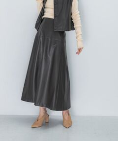 <!--ここから↓WEB限定コメント--><b>【旬なムードを引き立てる、美シルエットのレザースカート】</b><br/><!--ここから↑WEB限定コメント-->トレンドのレザー素材をフレアスカートに落とし込んだ、シンプルながらも程よく存在感のある一着。ウエスト周りはすっきりしながらもおなか周りをカバーしてくれる切替位置やサイズにこだわりました。裾に向かって控えめに広がるフレアシルエットが甘くなりすぎないのもポイント。上品で女性らしい印象のモカ、ダークブラウンの2色展開でご用意しました。同素材のタックベスト（品番:RAA6-27C601）とセットアップとしての着用もお勧めです。<br/><br/>【2025 Autumn/Winter】【25AW】<br/><br/>※この商品は、素材の特性上、着用の経過と共に徐々に劣化します。<br/>※高温多湿を避け、陽の当たらない風通りの良い場所で保管してください。<br/>※その他お取り扱いに関しましては、商品に付属のアテンションタグをご覧ください。<br/><br/>※商品画像は、光の当たり具合やパソコンなどの閲覧環境により、実際の色味と異なって見える場合がございます。予めご了承ください。<br/>※商品の色味の目安は、商品単体の画像をご参照ください。<br/><br/><b>▼お気に入り登録のおすすめ▼</b><br/>お気に入り登録された商品は、マイページにて現在の価格情報や在庫状況の確認が可能です。<br/>お買い物リストの管理にぜひご利用ください。<br/><br/><h4 class="material">素材感</h4><br/><b class="line-height-124p">透け感 : なし<br/>伸縮性 : なし<br/>裏地 : あり<br/>光沢 : なし<br/>ポケット : あり</b>