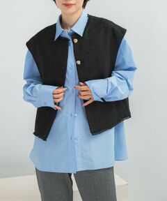 <b>【CHIGNON / シニヨン】</b><br/>“今欲しい服、今着たい服”“CLOTHING FOR EVERYDAY LIFE”大人の女性の気分や価値観に寄り添った、日常に彩りを加えるワードローブを提案します。<br/><br/><!--ここから↓WEB限定コメント--><b>【CHIGNON / ツイードショートベスト】</b><br/>上質なツイード素材で仕上げた、温もりとモード感を兼ね備えたショートベスト。細かな織りにより豊かな表情を生み出す生地感と、フリンジを施した衿ぐりと裾が遊びを添えるディテールが魅力です。フロントには華やかなゴールド調ボタンを配し、アクセントに。ワイドに仕立てた丸みのあるシルエットは、トレンドのゆるシェイプでありながらコンパクトな印象に仕上がっています。<br/><br/>【2025 Autumn/Winter】【25AW】<br/><br/>※この商品は、糸及び編組織の性質上、引っかけ・引っかかりやすい性質をもっております。着脱時は十分ご注意ください。<br/>※クリーニングの際は、取扱い絵表示をご確認の上お願いいたします。<br/>※その他お取り扱いに関しましては、商品に付属のアテンションタグをご覧ください。<br/><br/>総重量 : 約260g<br/><br/>※商品画像は、光の当たり具合やパソコンなどの閲覧環境により、実際の色味と異なって見える場合がございます。予めご了承ください。<br/>※商品の色味の目安は、商品単体の画像をご参照ください。<br/><br/><b>▼お気に入り登録のおすすめ▼</b><br/>お気に入り登録された商品は、マイページにて現在の価格情報や在庫状況の確認が可能です。<br/>お買い物リストの管理にぜひご利用ください。<br/><br/><h4 class="material">素材感</h4><br/><b class="line-height-120p">透け感 : なし<br/>伸縮性 : なし<br/>裏地 : あり<br/>光沢 : なし<br/>ポケット : あり</b>